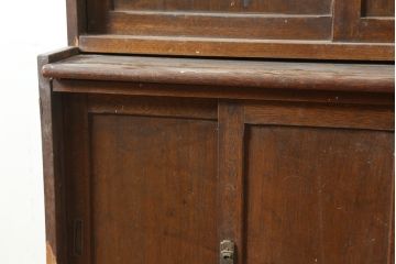 和製アンティーク　昭和中期　ワラン材　作業台付き　たっぷり収納できる昭和レトロな木製食器棚(カップボード、収納棚、戸棚)(R-039888)