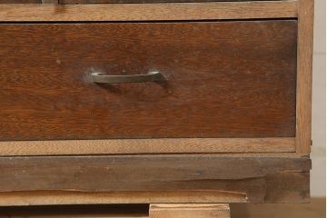 和製アンティーク　昭和中期　ワラン材　作業台付き　たっぷり収納できる昭和レトロな木製食器棚(カップボード、収納棚、戸棚)(R-039888)