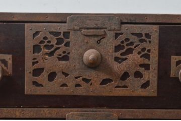 アンティーク家具　明治期　漆塗り　繊細な意匠の金具が目を惹く佐渡箪笥(衣装箪笥、時代箪笥、ローチェスト、引き出し)(R-039898)