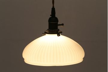アンティーク照明　プレスガラスシェードがレトロなペンダントライト(天井照明)(R-039903)