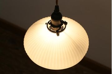 アンティーク照明　プレスガラスシェードがレトロなペンダントライト(天井照明)(R-039903)