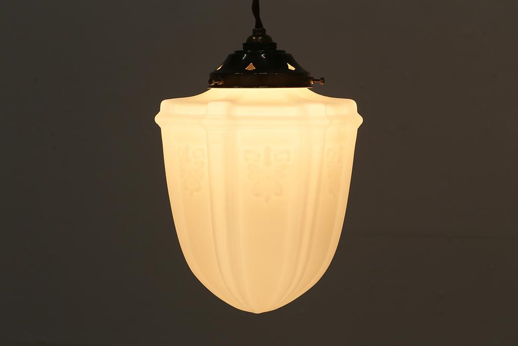 アンティーク照明　クラシカルな模様がおしゃれな陽刻照明(ペンダントライト、天井照明、吊り下げ照明)(R-039904)