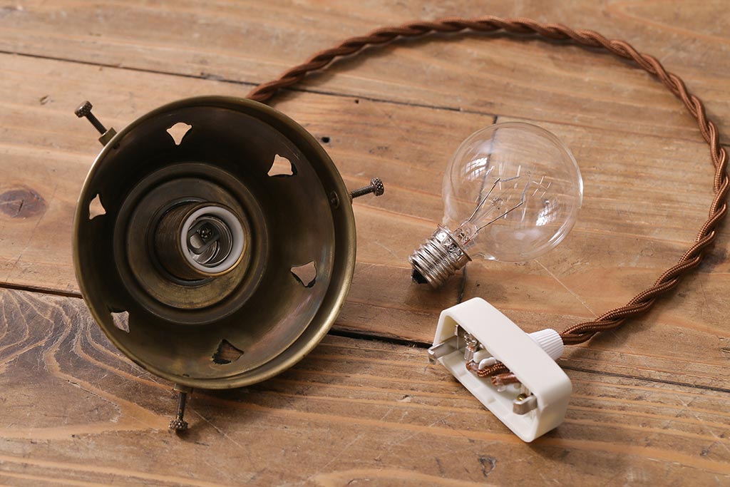 アンティーク照明　クラシカルな模様がおしゃれな陽刻照明(ペンダントライト、天井照明、吊り下げ照明)(R-039904)