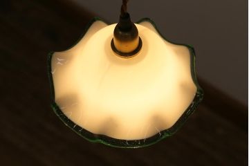 イギリスヴィンテージ照明　爽やかな緑縁フリルのミルクガラスペンダントライト(ランプシェード、天井照明、ビンテージ)(R-039909)