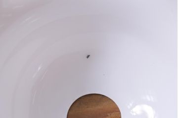 イギリスヴィンテージ照明　赤縁フリルが目を引くミルクガラスペンダントライト(ランプシェード、天井照明、ビンテージ)(R-039912)
