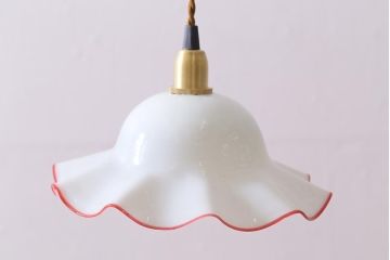 イギリスヴィンテージ照明　愛らしい赤縁フリルのミルクガラスペンダントライト(ランプシェード、天井照明、ビンテージ、吊り下げ照明)(R-039913)