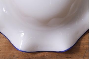 ヴィンテージ照明　イギリスビンテージ　青い縁のフリルが爽やかなミルクガラスペンダントライト(ランプシェード、天井照明、吊り下げ照明)(R-039916)
