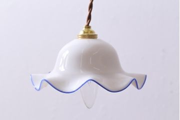 ヴィンテージ照明　イギリスビンテージ　青い縁のフリルが爽やかなミルクガラスペンダントライト(ランプシェード、天井照明、吊り下げ照明)(R-039916)