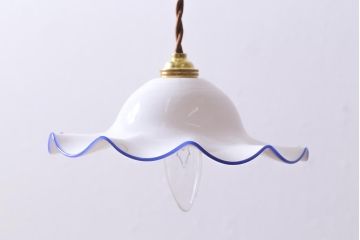 ヴィンテージ照明　イギリスビンテージ　青い縁のフリルが爽やかなミルクガラスペンダントライト(ランプシェード、天井照明、吊り下げ照明)(R-039917)