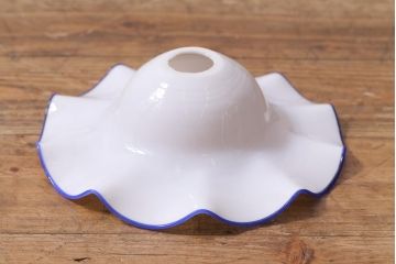 ヴィンテージ照明　イギリスビンテージ　青い縁のフリルが爽やかなミルクガラスペンダントライト(ランプシェード、天井照明、吊り下げ照明)(R-039917)