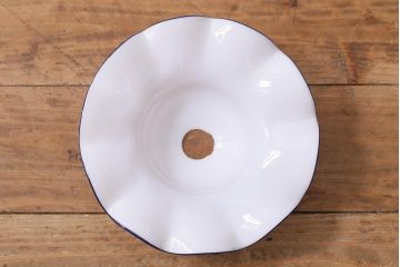 ヴィンテージ照明　イギリスビンテージ　青い縁のフリルが爽やかなミルクガラスペンダントライト(ランプシェード、天井照明、吊り下げ照明)(R-039917)