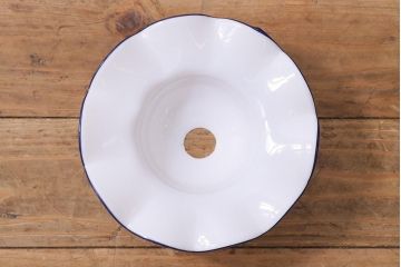 ヴィンテージ照明　イギリスビンテージ　縁の青いフリルが爽やかなミルクガラスペンダントライト(ランプシェード、天井照明、吊り下げ照明)(R-039918)