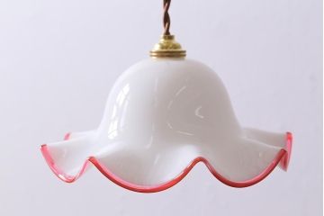 ヴィンテージ照明　イギリスビンテージ　ピンク縁　愛らしいフリルのミルクガラスペンダントライト(ランプシェード、天井照明)(R-039920)