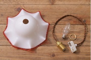 ヴィンテージ照明　イギリスビンテージ　ピンク縁　愛らしいフリルのミルクガラスペンダントライト(ランプシェード、天井照明)(R-039921)