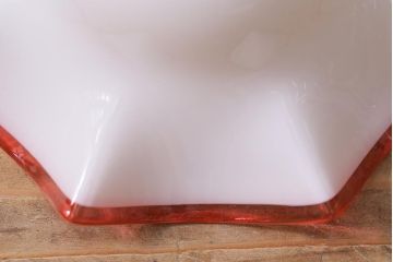 ヴィンテージ照明　イギリスビンテージ　ピンク縁　愛らしいフリルのミルクガラスペンダントライト(ランプシェード、天井照明)(R-039921)