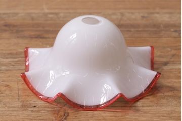 ヴィンテージ照明　イギリスビンテージ　ピンク縁　愛らしいフリルのミルクガラスペンダントライト(ランプシェード、天井照明)(R-039921)