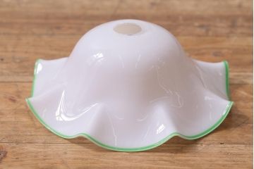ヴィンテージ照明　イギリスビンテージ　緑色の縁が爽やかなミルクガラスペンダントライト(ランプシェード、天井照明)(R-039922)