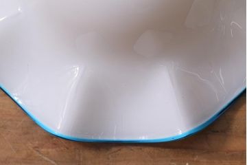 ヴィンテージ照明　イギリスビンテージ　水色の縁フリルが爽やかなミルクガラスペンダントライト(ランプシェード、天井照明)(R-039924)