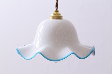 ヴィンテージ照明　イギリスビンテージ　水色の縁フリルが爽やかなミルクガラスペンダントライト(ランプシェード、天井照明)(R-039924)