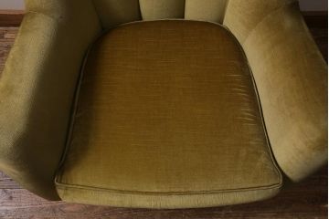 ヴィンテージ家具　北欧ビンテージ　チーク材製　レトロで可愛らしいフォルムが魅力の1人掛けソファ(アームソファ、1Pソファ)(R-039935)