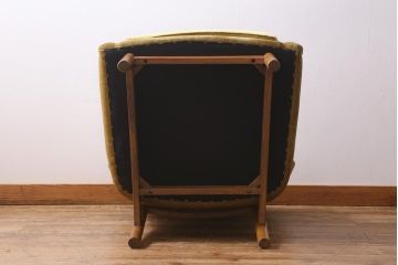ヴィンテージ家具　北欧ビンテージ　チーク材製　レトロで可愛らしいフォルムが魅力の1人掛けソファ(アームソファ、1Pソファ)(R-039935)