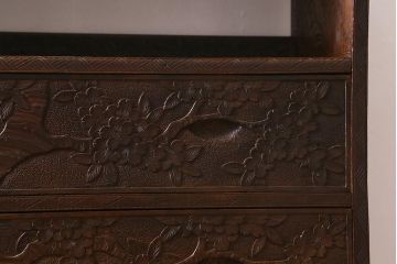ビンテージ家具　伝統工芸　軽井沢彫り　繊細な彫りが豪華さを演出する棚付きチェスト(衣装タンス、引き出し)(R-039943)