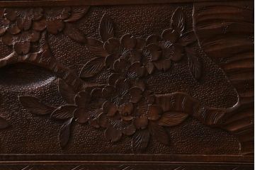 ビンテージ家具　伝統工芸　軽井沢彫り　繊細な彫りが豪華さを演出する棚付きチェスト(衣装タンス、引き出し)(R-039943)