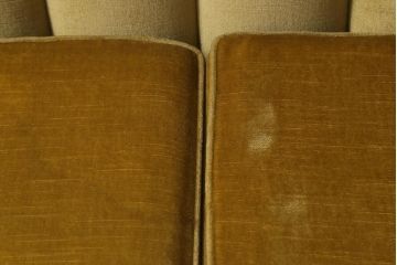 ヴィンテージ家具　北欧ビンテージ　チーク材　レトロで可愛らしいフォルムが魅力の2人掛けソファ(アームソファ、2Pソファ)(R-039945)