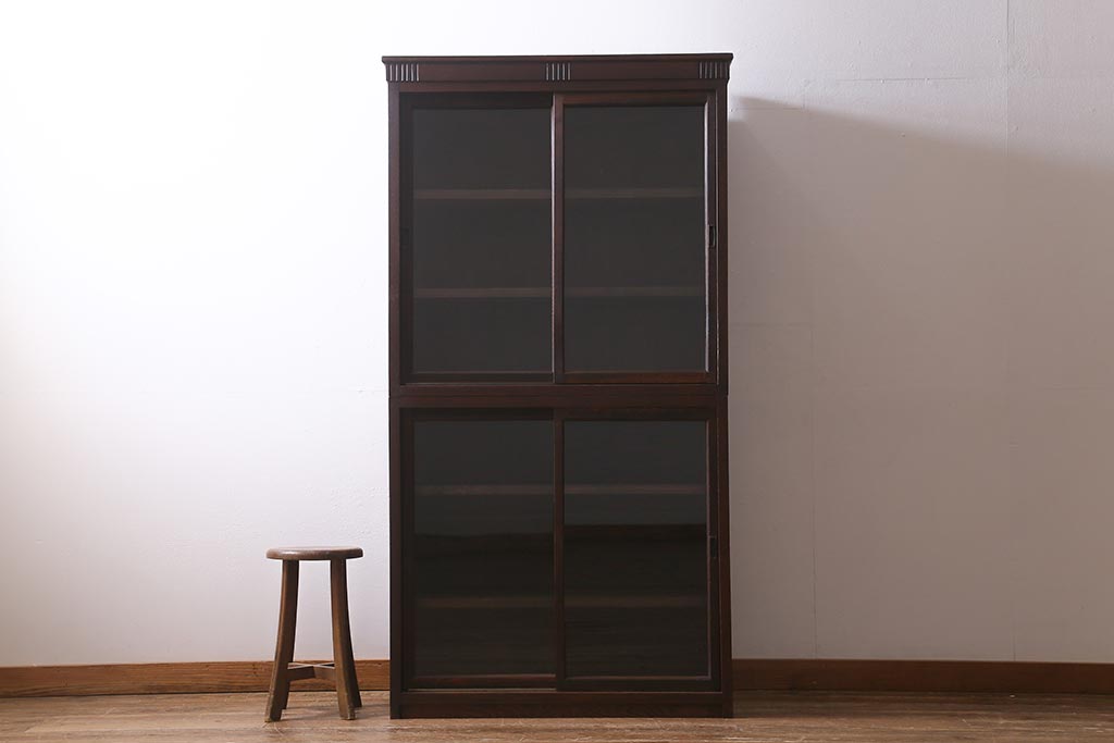 アンティーク家具　ガラス引き戸　シックな空間にも似合うシンプルな重ね戸棚(収納棚、戸棚、キャビネット)(R-039946)