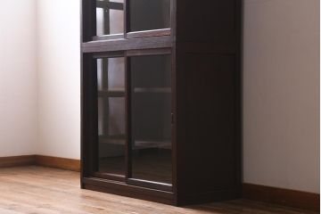 アンティーク家具　ガラス引き戸　シックな空間にも似合うシンプルな重ね戸棚(収納棚、戸棚、キャビネット)(R-039946)