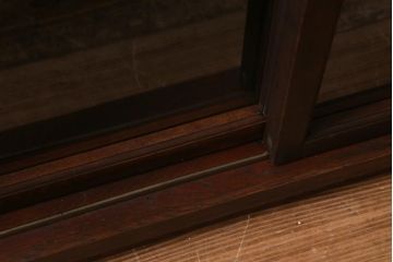 アンティーク家具　ガラス引き戸　シックな空間にも似合うシンプルな重ね戸棚(収納棚、戸棚、キャビネット)(R-039946)