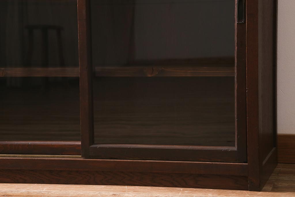 アンティーク家具　ガラス引き戸　シックな空間にも似合うシンプルな重ね戸棚(収納棚、戸棚、キャビネット)(R-039946)