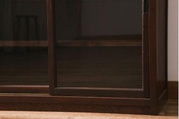 アンティーク家具　ガラス引き戸　シックな空間にも似合うシンプルな重ね戸棚(収納棚、戸棚、キャビネット)(R-039946)