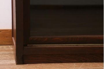 アンティーク家具　ガラス引き戸　シックな空間にも似合うシンプルな重ね戸棚(収納棚、戸棚、キャビネット)(R-039946)