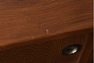 中古　工芸家具　ビンテージ家具　高級杉材使用　浮造り　秋田杉　国産　美しい杢目が目を惹く茶棚(飾り棚、収納棚)(R-039948)