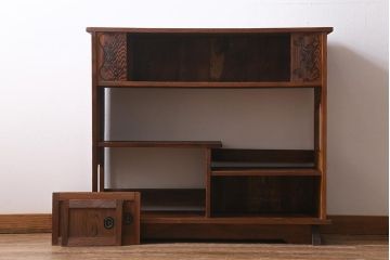 中古　工芸家具　ビンテージ家具　高級杉材使用　浮造り　秋田杉　国産　美しい杢目が目を惹く茶棚(飾り棚、収納棚)(R-039948)