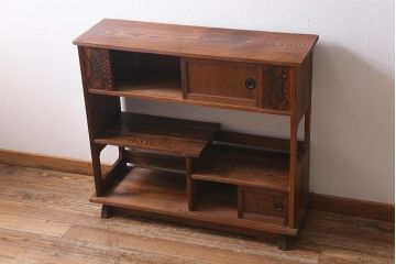 中古　工芸家具　ビンテージ家具　高級杉材使用　浮造り　秋田杉　国産　美しい杢目が目を惹く茶棚(飾り棚、収納棚)(R-039948)