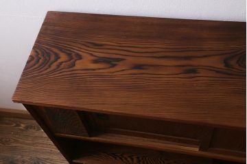 中古　工芸家具　ビンテージ家具　高級杉材使用　浮造り　秋田杉　国産　美しい杢目が目を惹く茶棚(飾り棚、収納棚)(R-039948)
