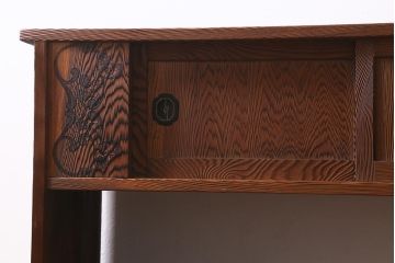 中古　工芸家具　ビンテージ家具　高級杉材使用　浮造り　秋田杉　国産　美しい杢目が目を惹く茶棚(飾り棚、収納棚)(R-039948)