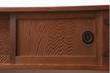 中古　工芸家具　ビンテージ家具　高級杉材使用　浮造り　秋田杉　国産　美しい杢目が目を惹く茶棚(飾り棚、収納棚)(R-039948)