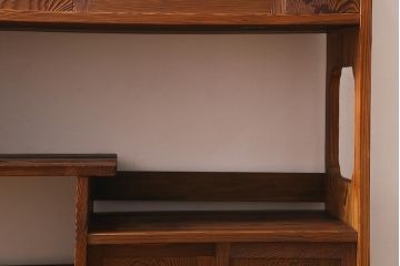 中古　工芸家具　ビンテージ家具　高級杉材使用　浮造り　秋田杉　国産　美しい杢目が目を惹く茶棚(飾り棚、収納棚)(R-039948)