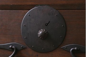 アンティーク家具　明治大正期　前板桐材　隠し付き　古い物ならではの渋さが格好いい重ね箪笥(時代箪笥、衣装箪笥、チェスト、テレビ台、桐箪笥、桐たんす)(R-039949)