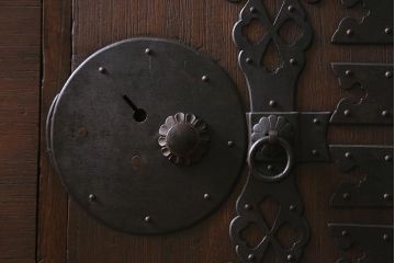 アンティーク家具　明治大正期　前板桐材　隠し付き　古い物ならではの渋さが格好いい重ね箪笥(時代箪笥、衣装箪笥、チェスト、テレビ台、桐箪笥、桐たんす)(R-039949)