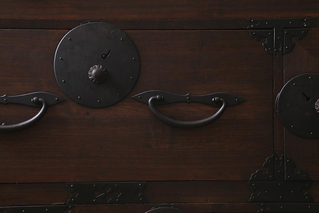 アンティーク家具　明治大正期　前板桐材　隠し付き　古い物ならではの渋さが格好いい重ね箪笥(時代箪笥、衣装箪笥、チェスト、テレビ台、桐箪笥、桐たんす)(R-039949)