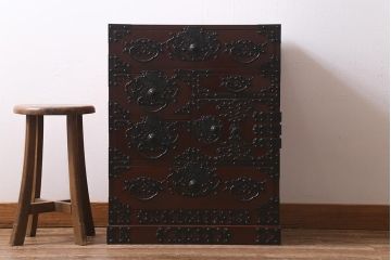 中古　米沢箪笥　鋲と凝った金具の意匠が目を引く手許箪笥(R-039956)(定価約41万円)です。