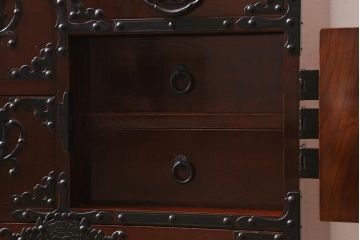 中古　米沢箪笥　鋲と凝った金具の意匠が目を引く手許箪笥(R-039956)(定価約41万円)です。