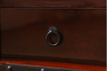 中古　米沢箪笥　鋲と凝った金具の意匠が目を引く手許箪笥(R-039956)(定価約41万円)です。