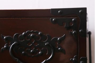 中古　米沢箪笥　鋲と凝った金具の意匠が目を引く手許箪笥(R-039956)(定価約41万円)です。