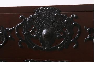 中古　米沢箪笥　鋲と凝った金具の意匠が目を引く手許箪笥(R-039956)(定価約41万円)です。