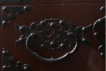 中古　米沢箪笥　鋲と凝った金具の意匠が目を引く手許箪笥(R-039956)(定価約41万円)です。
